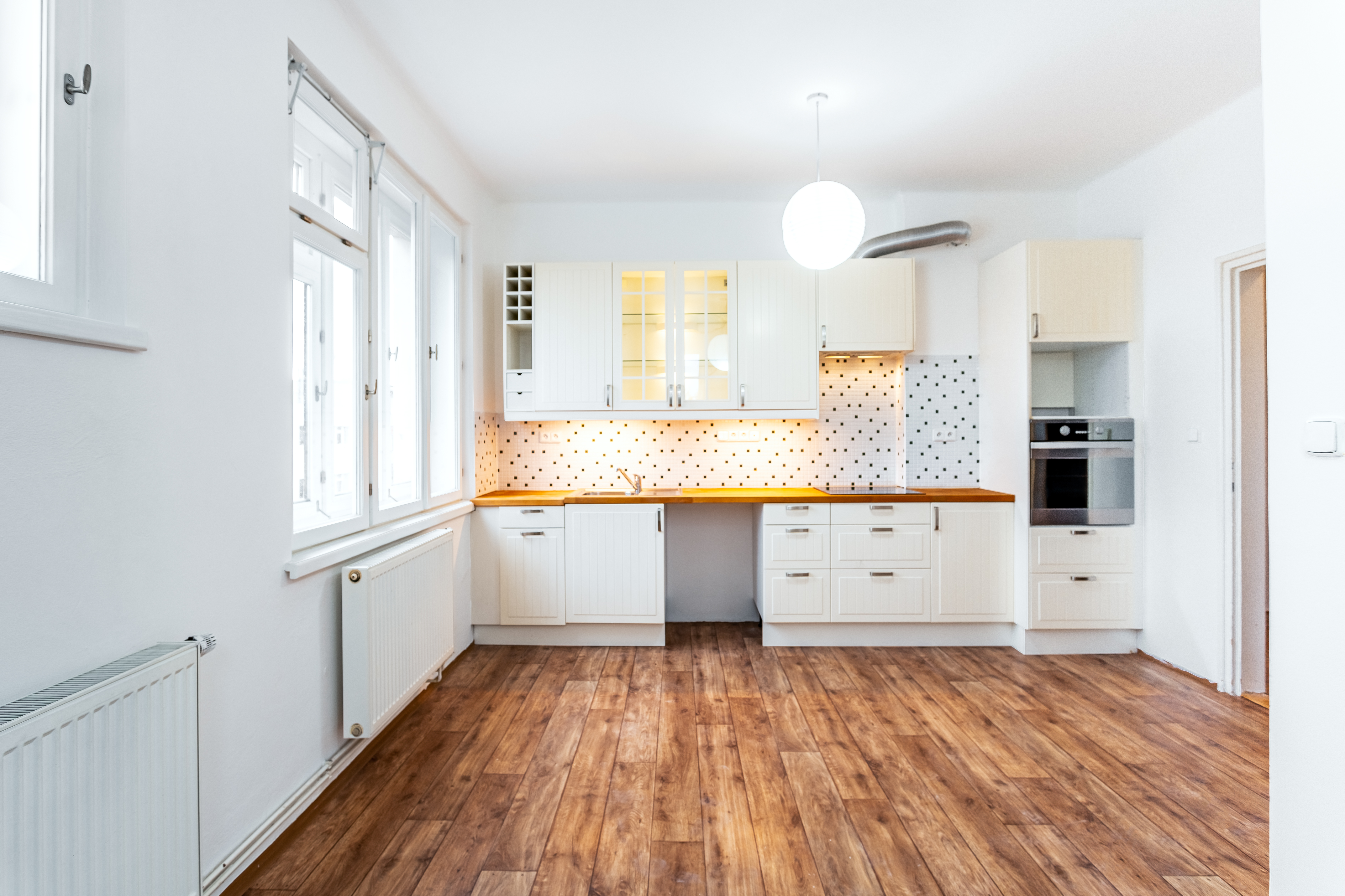 Best Laminate Flooring for Kitchens: Waterproof Options & Style Ideas